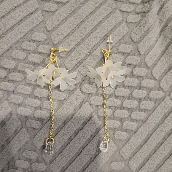 Delicate floral earrings - Picture 4 of 5